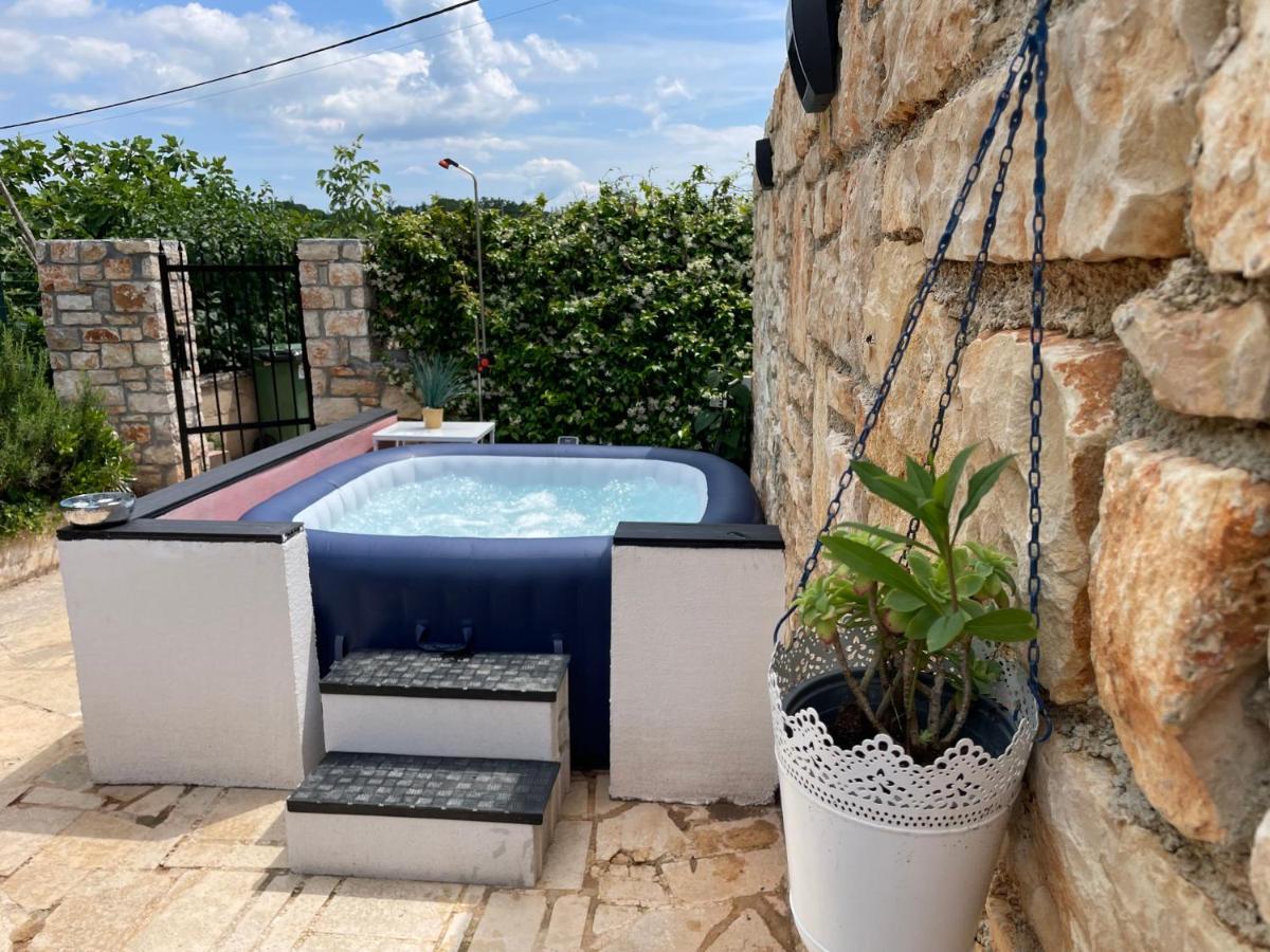 Holiday Home Ava1 With Pool & Holiday Home Ava2 With Whirlpool Baderna Buitenkant foto